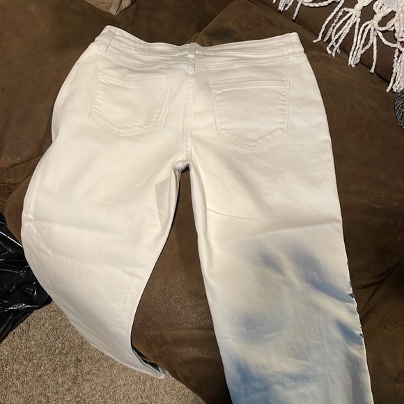 Croft and Barrow size 6 stretch Capris with blue embroidered floral design - Picture 3 of 3